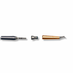 Tre strumenti per impianti dentali: adattatore Air Flow PT-E, contrangolo e punta.