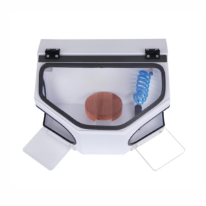 Cabina per sabbiatura dentale con finestra di ispezione, tubo dell'aria e accesso manuale.