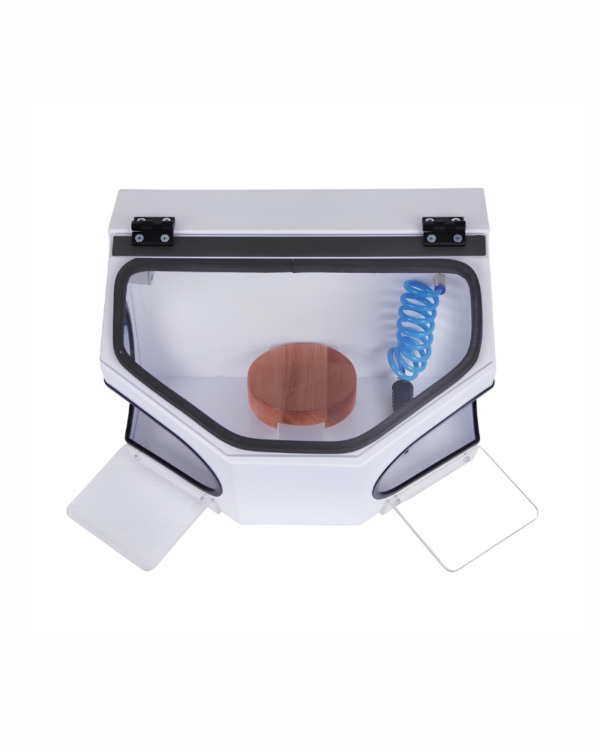 Cabina per sabbiatura dentale con finestra di ispezione, tubo dell'aria e accesso manuale.